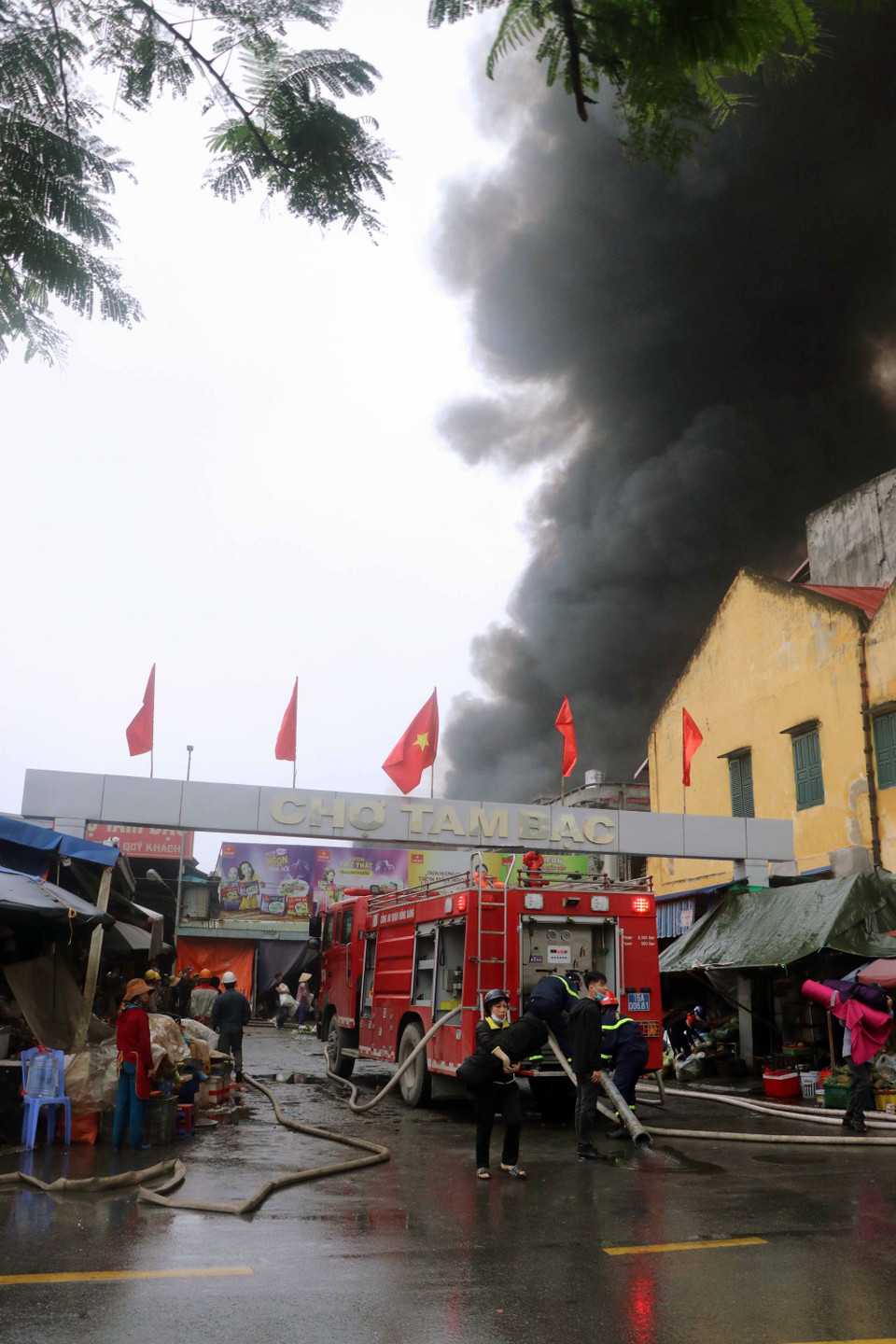 Lực lượng chức năng đã điều động hơn 20 xe chữa cháy đến hiện trường. (Ảnh: Hoàng Ngọc/TTXVN)