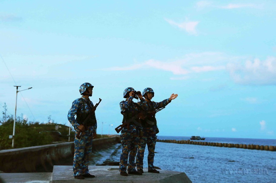 Tuần tra, canh gác, bảo vệ đảo Trường Sa thuộc quần đảo Trường Sa. (Ảnh: Vũ Sinh/TTXVN)