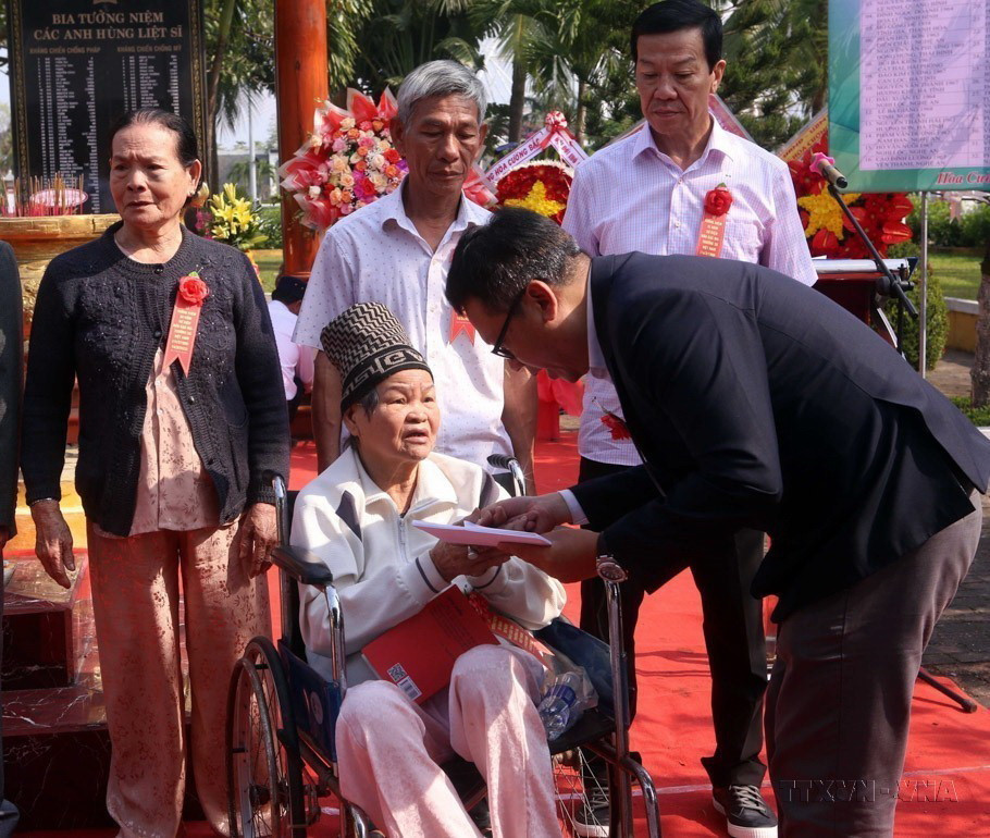 Đại diện Trường Đại học Đông Á thăm hỏi, tặng quà tri ân gia đình các Liệt sỹ trong lễ kỷ niệm 35 năm ngày 64 chiến sỹ Hải quân Nhân dân Việt Nam hy sinh tại đảo Gạc Ma, năm 2023. (Ảnh: Trần Lê Lâm/TTXVN)