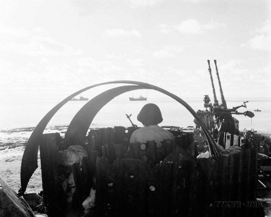 Chiến sỹ đảo An Bang ngày đêm canh gác bảo vệ đảo năm 1984. (Ảnh: Hồng Thụ/TTXVN)