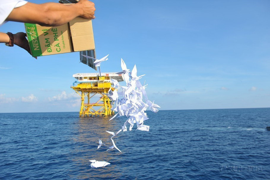 Những con hạc giấy được Đoàn hành trình “Tuổi trẻ đồng hành vì Trường Sa xanh” tự tay gấp rồi thả xuống biển để tưởng niệm các Liệt sỹ đã hy sinh trên thềm lục địa phía Nam của Tổ quốc, năm 2016. (Ảnh: Phạm Kiên/TTXVN)
