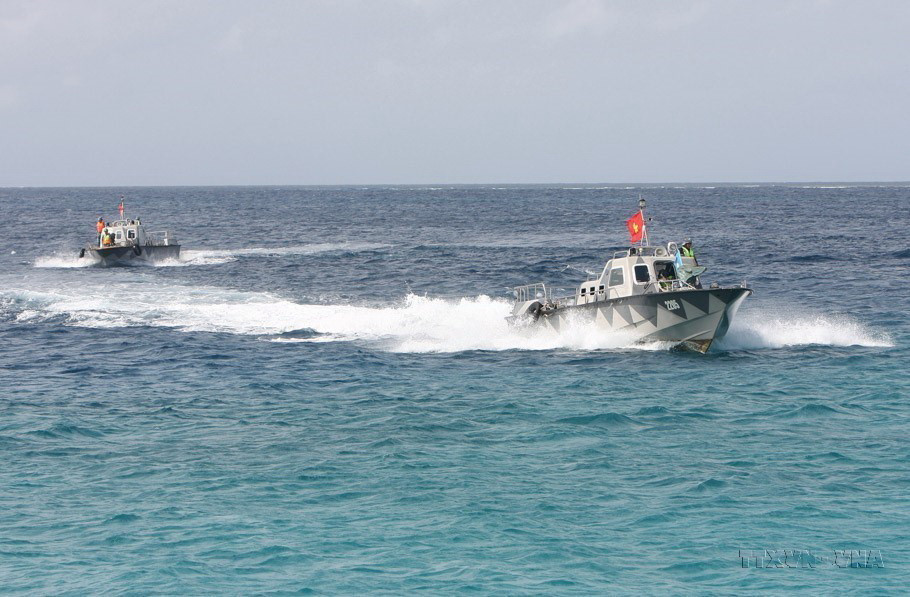 Các chiến sỹ tuần tra trên vùng biển thuộc quần đảo Trường Sa. (Ảnh: Dương Giang/TTXVN)