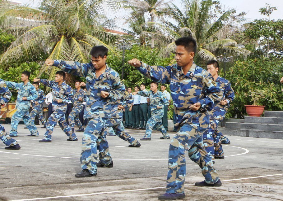Các chiến sỹ đảo Nam Yết rèn luyện võ thuật. (Ảnh: Dương Giang/TTXVN)