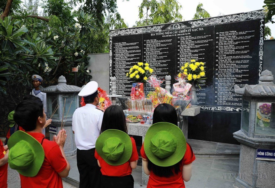 Đoàn công tác Bộ Tư lệnh vùng 4 Hải quân và Trung ương Đoàn dâng hương tại đài tưởng niệm các chiến sỹ hy sinh tại đảo Gạc Ma trước ngày lên đường thăm quần đảo Trường Sa. (Ảnh: Vũ Sinh/TTXVN)