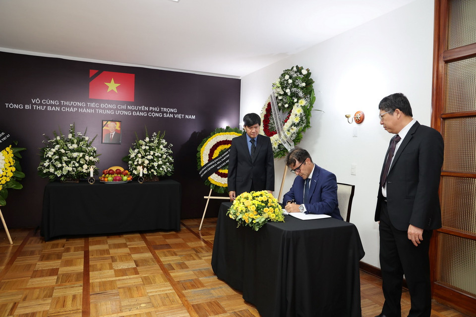 Tiến sỹ Hồ Quang Minh, Trợ lý Tổng Bí thư Đảng Lao động Mexico viết sổ tang. (Ảnh: Phi Hùng/TTXVN)