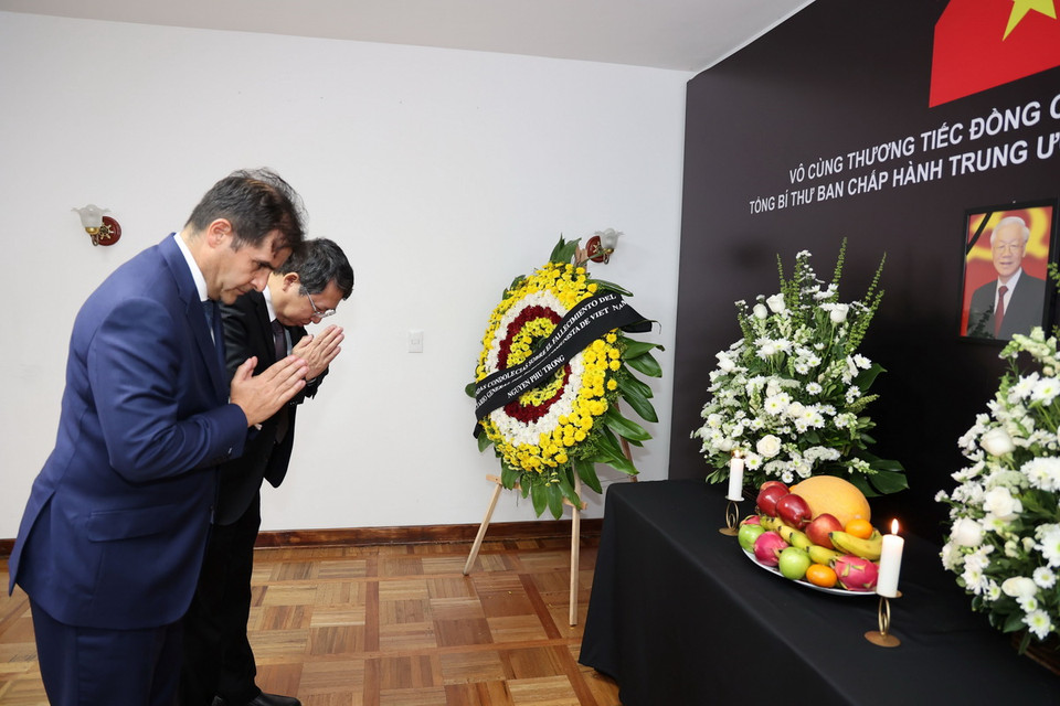 Ông Fernando Gonzalez Saiffe, Tổng Vụ trưởng Châu Á-Thái Bình Dương, Bộ Ngoại giao Mexico lại Lễ viếng Tổng Bí thư Nguyễn Phú Trọng. (Ảnh: Phi Hùng/TTXVN)