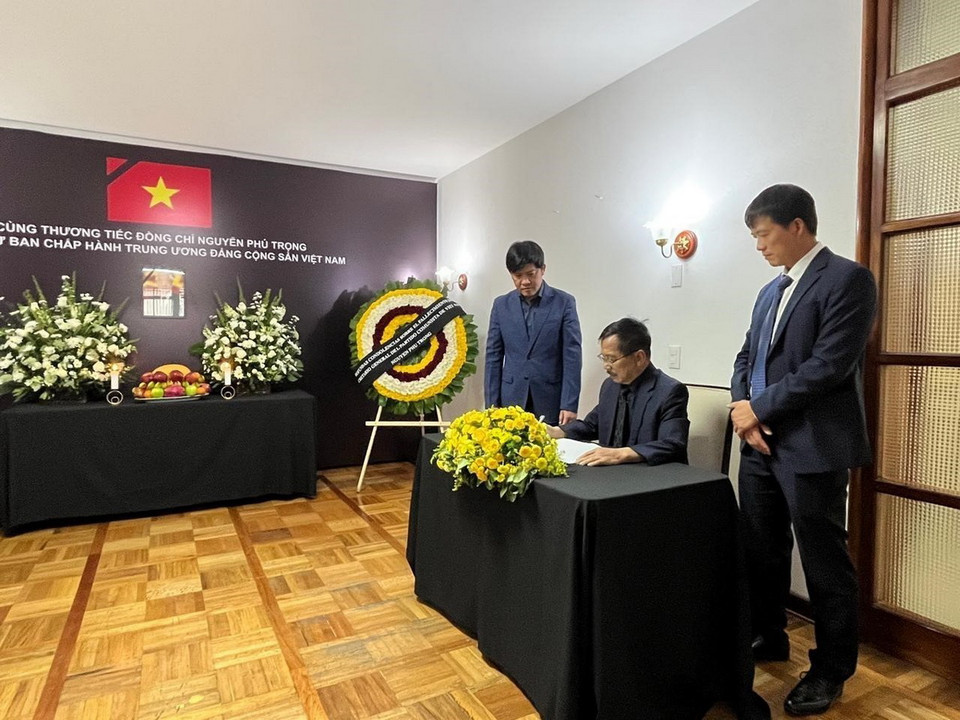 Tiến sỹ Hồ Quang Minh, Trợ lý Tổng Bí thư Đảng Lao động Mexico, viết sổ tang. (Ảnh: Phi Hùng/TTXVN)