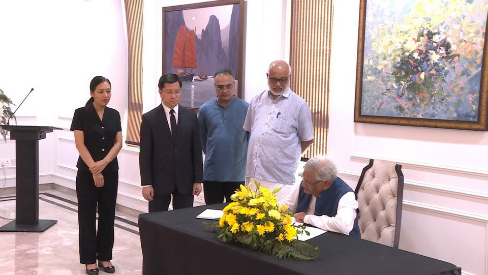 Tổng Bí thư Đảng Cộng sản Ấn Độ Marxist (CPI-M) Sitaram Yechury ghi sổ tang. (Ảnh: Tạ Quang Trung/TTXVN)