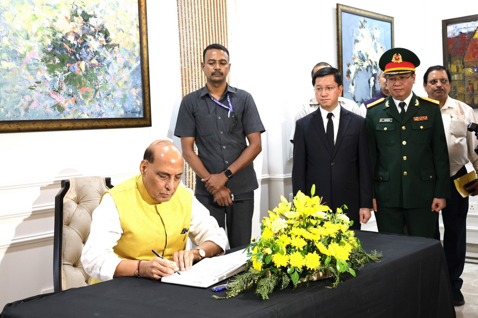 Bộ trưởng Quốc phòng Ấn Độ Rajnath Singh viếng và ghi sổ tang. (Ảnh: Tạ Quang Trung/TTXVN)