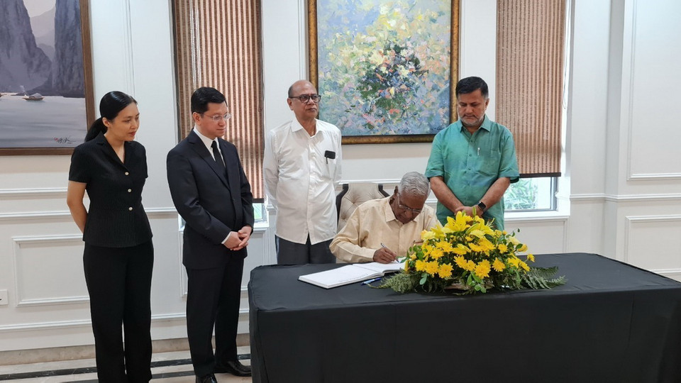 Tổng Bí thư Đảng Cộng sản Ấn Độ (CPI) Doraisamy Raja ghi sổ tang. (Ảnh: Tạ Quang Trung/TTXVN)