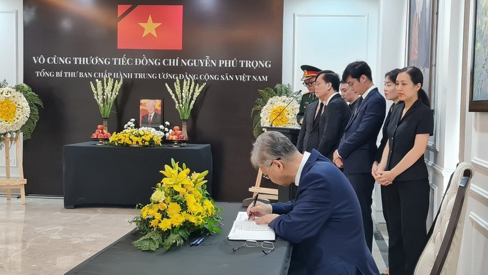 Đại sứ Trung Quốc tại Ấn Độ Từ Phi Hồng ghi sổ tang. (Ảnh: Tạ Quang Trung/TTXVN)