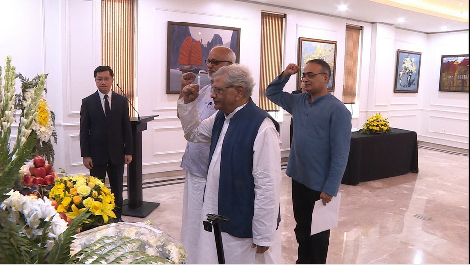 Tổng Bí thư Đảng Cộng sản Ấn Độ Marxist (CPI-M) Sitaram Yechury viếng Tổng Bí thư Nguyễn Phú Trọng. (Ảnh: Tạ Quang Trung/TTXVN)