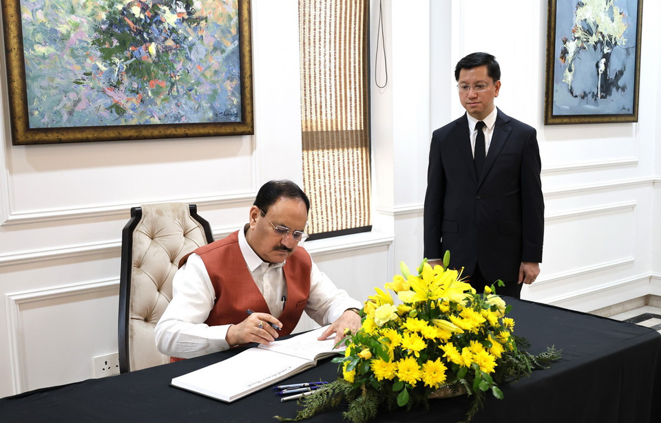 Chủ tịch Đảng Nhân dân Ấn Độ (BJP) cầm quyền JP Nadda ghi sổ tang. (Ảnh: Tạ Quang Trung/TTXVN)