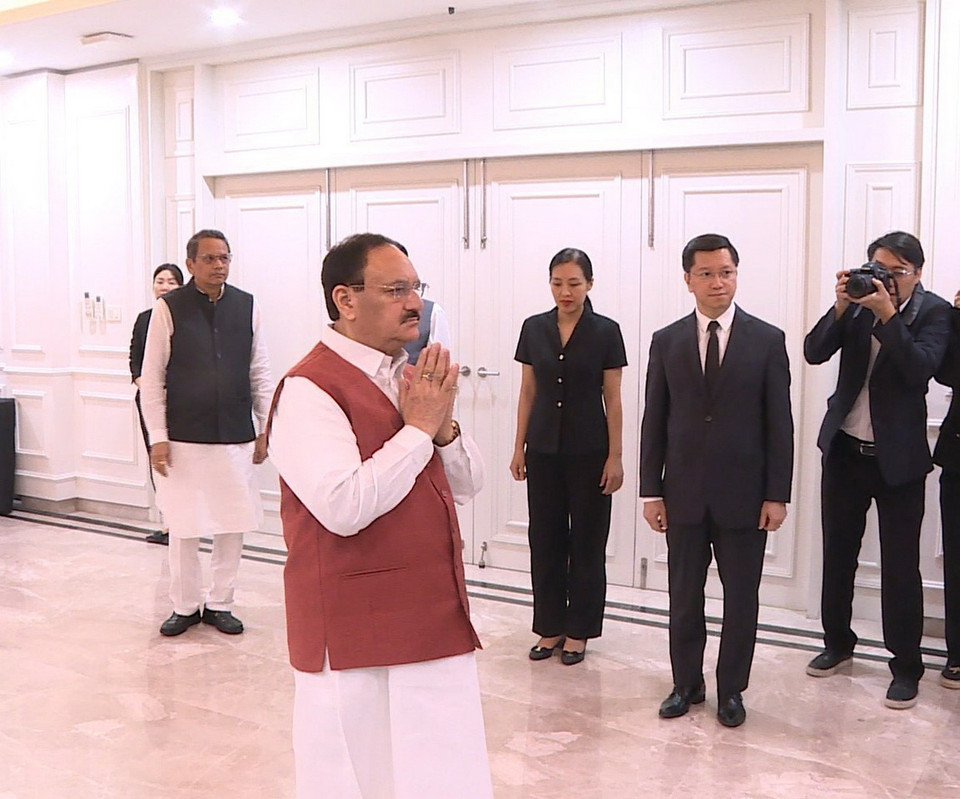 Chủ tịch Đảng Nhân dân Ấn Độ (BJP) cầm quyền JP Nadda tưởng niệm Tổng Bí thư Nguyễn Phú Trọng. (Ảnh: Tạ Quang Trung/TTXVN)