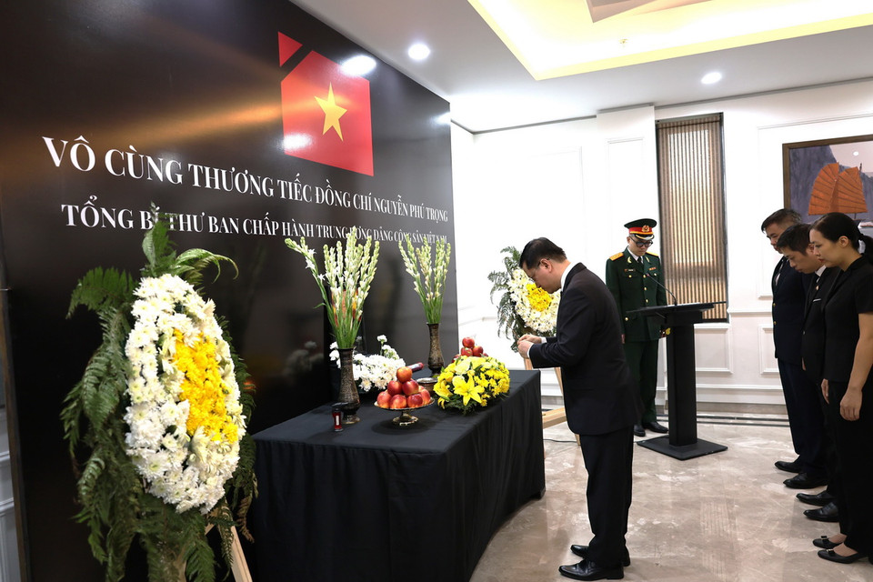Đại sứ Việt Nam tại Ấn Độ Nguyễn Thanh Hải thắp hương tưởng niệm Tổng Bí thư Nguyễn Phú Trọng. (Ảnh: Tạ Quang Trung/TTXVN)