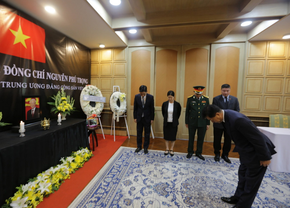 Đại sứ Trung Quốc tại Thái Lan Hàn Chí Cường viếng Tổng Bí thư Nguyễn Phú Trọng. (Ảnh: Đỗ Sinh/TTXVN)