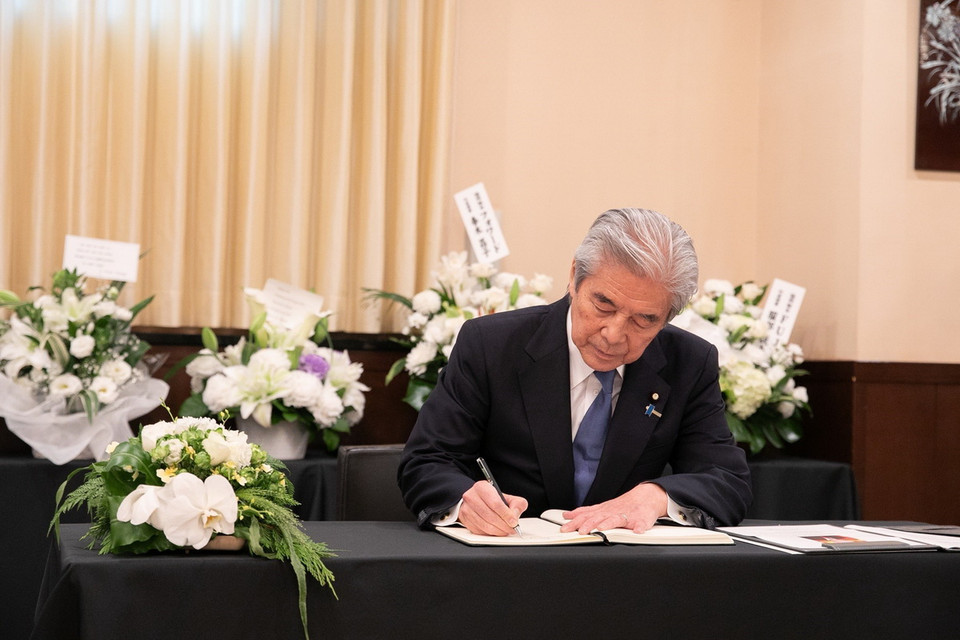 Cựu Ngoại trưởng Nhật Bản Nakasone Hirofumi ghi sổ tang Tổng Bí thư Nguyễn Phú Trọng. (Ảnh: Nhóm phóng viên TTXVN tại Nhật Bản)
