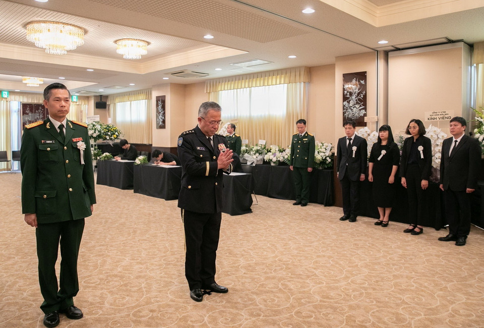 Đại tướng Yoshida Yoshihide, Tham mưu trưởng Liên quân Nhật Bản, ghi sổ tang Tổng Bí thư Nguyễn Phú Trọng. (Ảnh: Nhóm phóng viên TTXVN tại Nhật Bản)