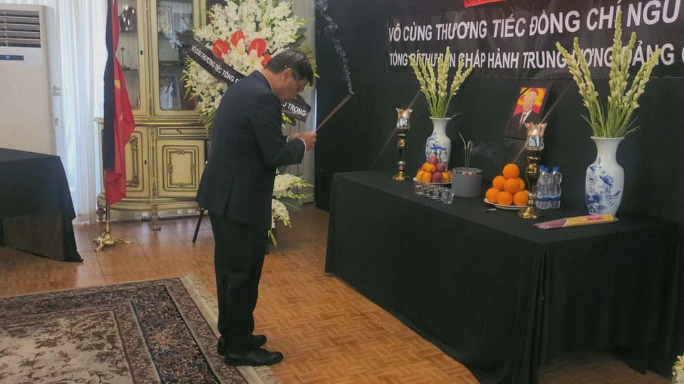 Đại sứ Việt Nam tại Iran Lương Quốc Huy thắp hương tưởng niệm Tổng Bí Thư Nguyễn Phú Trọng. (Ảnh: TTXVN phát)