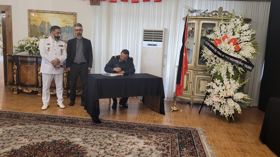 Thứ trưởng Quốc phòng Iran Seyyed Hamzeh Ghalandari ghi sổ tang tưởng niệm Tổng Bí thư Nguyễn Phú Trọng. (Ảnh: TTXVN phát)