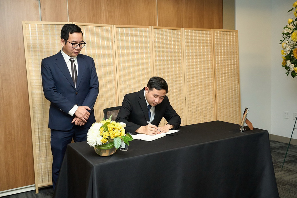 Đại diện Bộ Khoa học và Công nghệ tại New York (Hoa Kỳ) ghi sổ tang. (Ảnh: Quang Huy/TTXVN)