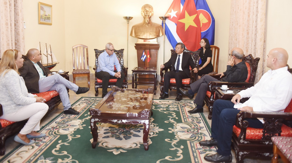 Tổng Thư ký Quốc hội và Hội đồng Nhà nước Cuba Homero Acosta Álvarez chia buồn cùng Đại sứ Việt Nam tại Cuba Lê Quang Long. (Ảnh: Việt Hùng/TTXVN)