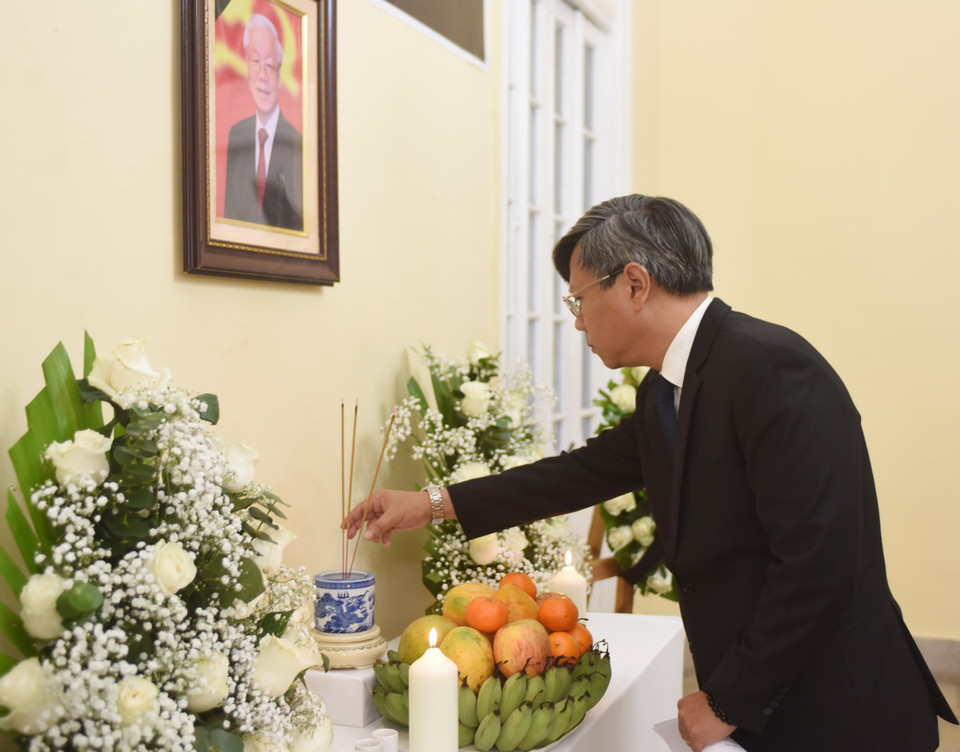 Đại sứ Việt Nam tại Cuba Lê Quang Long thắp hương tưởng niệm Tổng Bí thư Nguyễn Phú Trọng. (Ảnh: Việt Hùng/TTXVN)