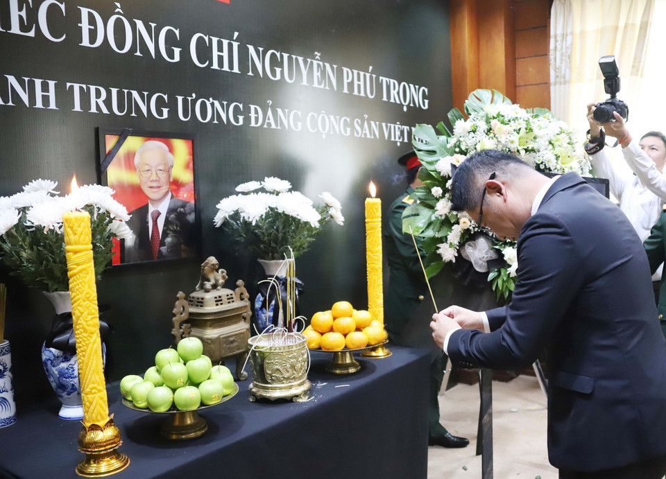 Phó Trưởng ban Đối ngoại Trung ương Đảng NDCM Lào Valaxay Lengsavath thắp hương viếng Tổng Bí thư Nguyễn Phú Trọng. (Ảnh: Xuân Tú/TTXVN)