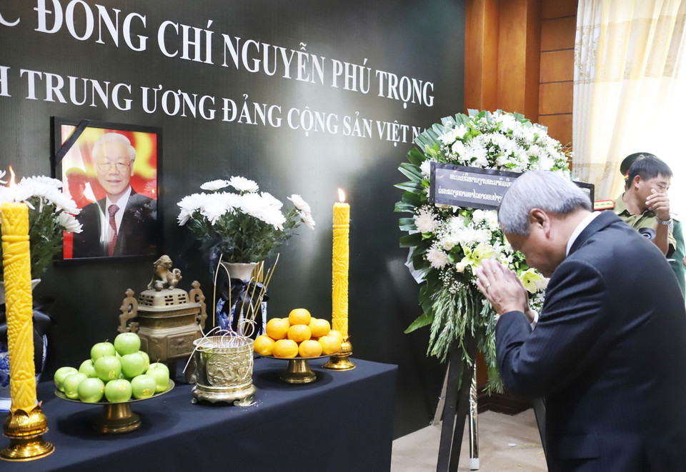 Bộ trưởng Bộ Công nghệ và truyền thông Lào kiêm Chủ tịch Trung ương Hội Hữu nghị Lào-Việt Nam Boviengkham Vongdara viếng Tổng Bí thư Nguyễn Phú Trọng. (Ảnh: Xuân Tú/TTXVN)