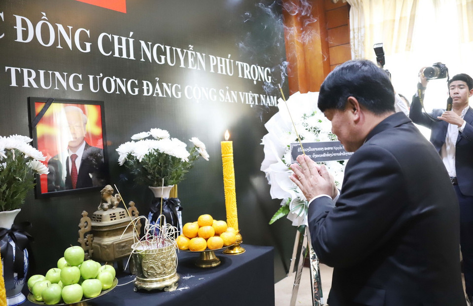 Bộ trưởng Chủ nhiệm Văn phòng Thủ tướng Lào Bouakhong Nammavong thắp hương viếng Tổng Bí thư Nguyễn Phú Trọng. (Ảnh: Xuân Tú/TTXVN)