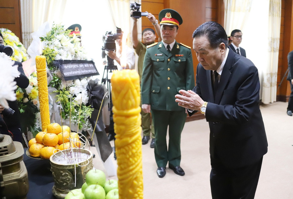 Phó Chủ tịch Quốc hội Lào Chaleun Yiapaoher thắp hương viếng Tổng Bí thư Nguyễn Phú Trọng. (Ảnh: Xuân Tú/TTXVN)