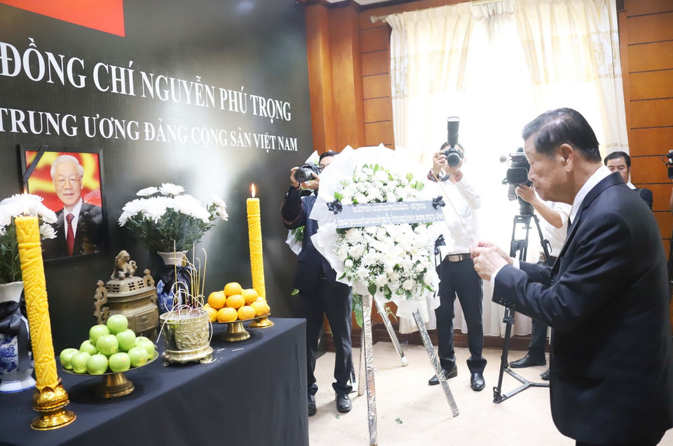 Nguyên Phó thủ tướng Lào Somsavath Lengsavath thắp hương viếng Tổng Bí thư Nguyễn Phú Trọng. (Ảnh: Xuân Tú/TTXVN)
