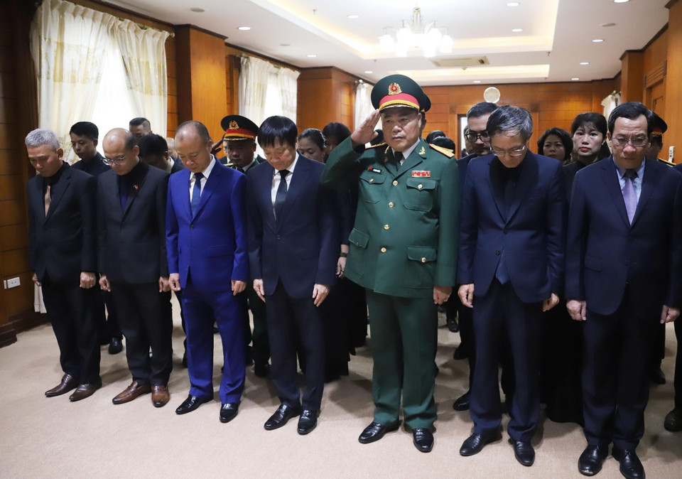 Đoàn đại biểu Đại sứ quán Việt Nam và các cơ quan bên cạnh Đại sứ quán Việt Nam tại Lào dành phút mặc niệm tưởng nhớ Tổng Bí thư Nguyễn Phú Trọng. (Ảnh: Xuân Tú/TTXVN)