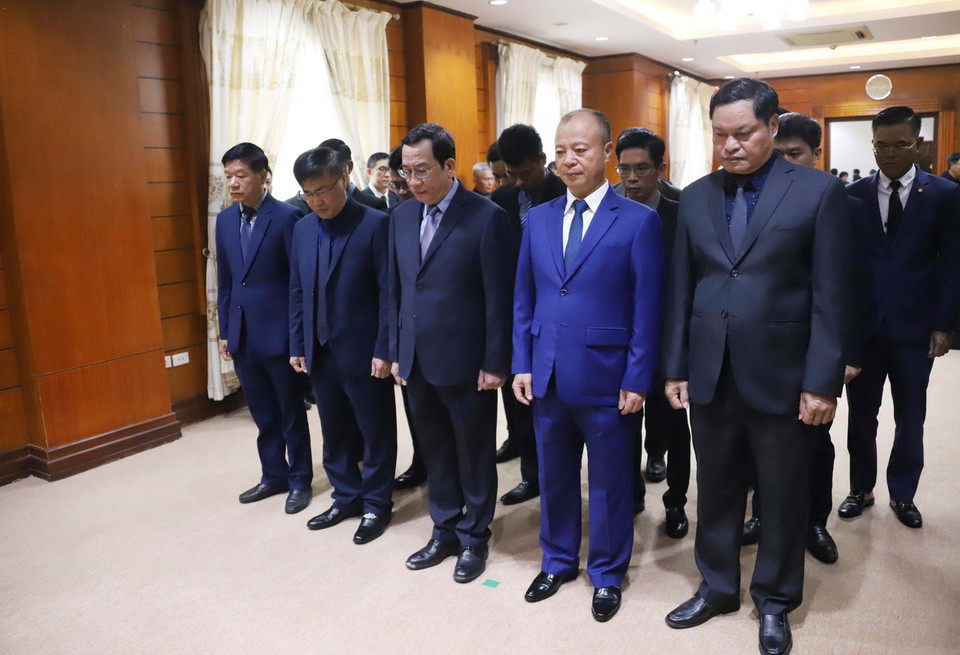 Đoàn đại biểu Cơ quan Đại diện Bộ Công an Việt Nam tại Lào dành phút mặc niệm tưởng nhớ Tổng Bí thư Nguyễn Phú Trọng. (Ảnh: Xuân Tú/TTXVN)