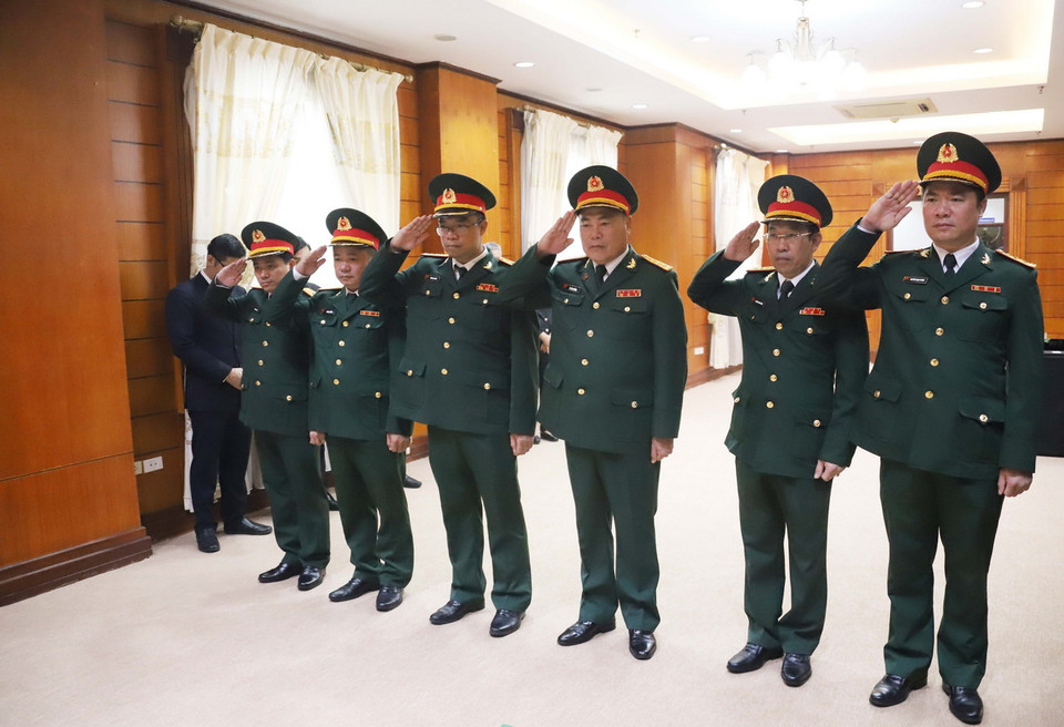 Đoàn đại biểu cơ quan Tùy viên Quân sự Việt Nam tại Lào dành phút mặc niệm tưởng nhớ Tổng Bí thư Nguyễn Phú Trọng. (Ảnh: Xuân Tú/TTXVN)
