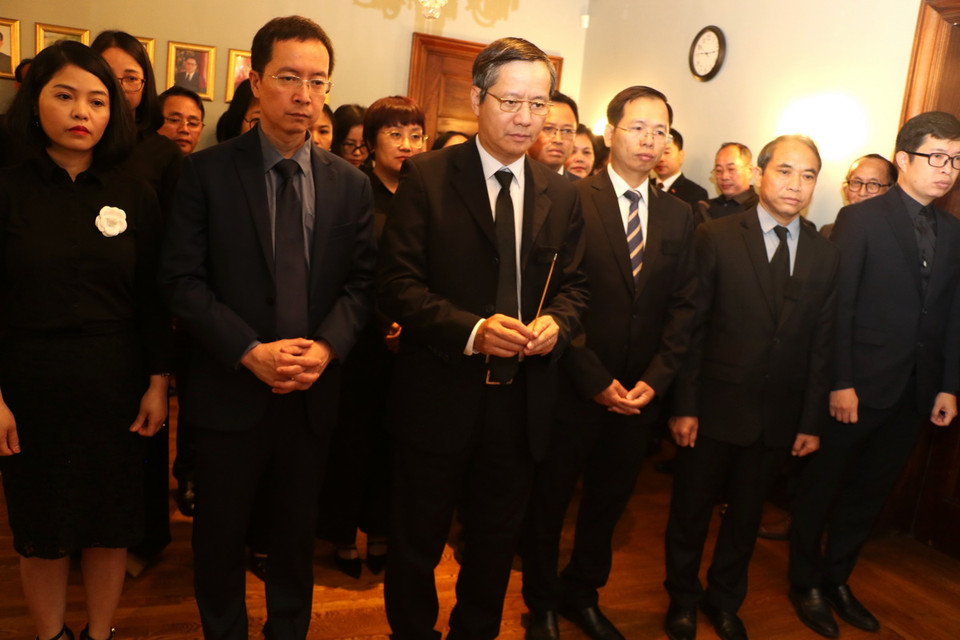 Cán bộ, nhân viên Đại sứ quán và các cơ quan đại diện thành kính dâng hương, viếng Tổng Bí thư Nguyễn Phú Trọng. (Ảnh: Trung Dũng/TTXVN)