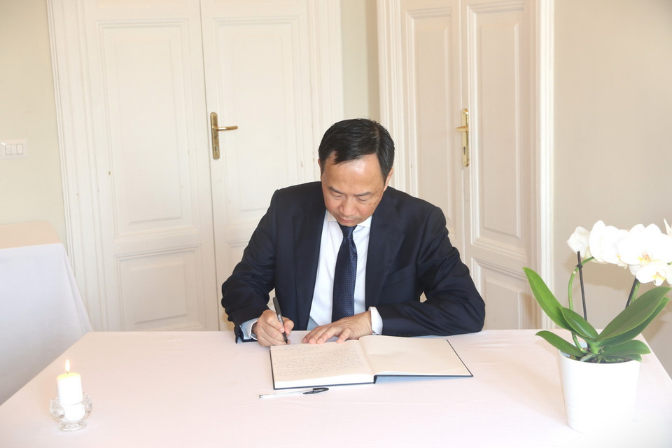 Đại sứ Việt Nam tại Italy Dương Hải Hưng ghi sổ tang tưởng nhớ Tổng Bí thư Nguyễn Phú Trọng. (Ảnh: Thanh Hải/TTXVN)