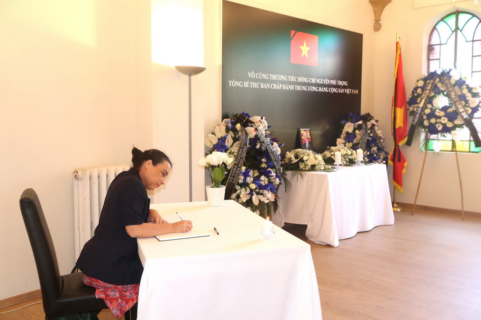 Đại sứ, Đại diện thường trực của Pháp tại Liên hợp quốc tại Rome Céline Jurgensen ghi sổ tang. (Ảnh: Trường Dụy/TTXVN)