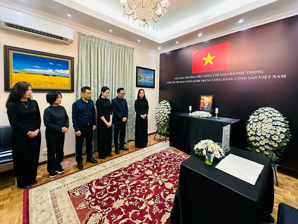 Tập thể nhân viên Đại sứ Việt Nam tại Sri Lanka dành một phút mặc tưởng nhớ và tiễn biệt Tổng Bí thư Nguyễn Phú Trọng. (Ảnh: TTXVN phát)