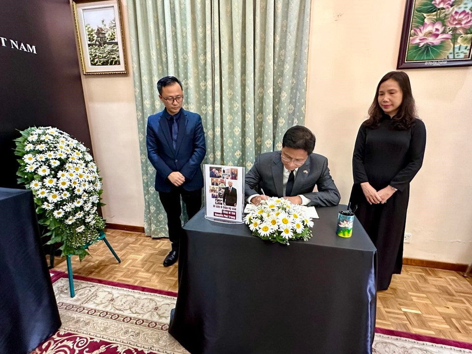 Đại sứ Trung Quốc tại Sri Lanka ghi sổ tang tưởng nhớ Tổng Bí thư Nguyễn Phú Trọng. (Ảnh: Đại sứ quán Việt Nam tại Sri Lanka)