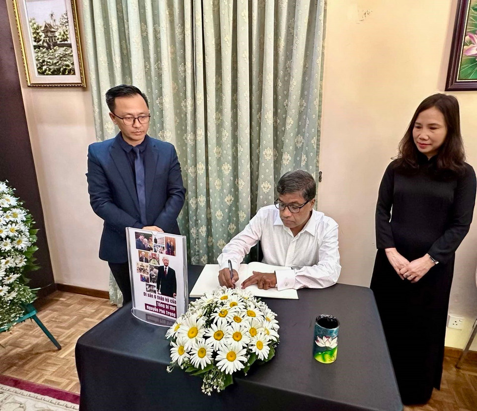 Tổng Bí thư Đảng Cộng sản Sri Lanka ghi sổ tang tưởng nhớ Tổng Bí thư Nguyễn Phú Trọng. (Ảnh: TTXVN phát)