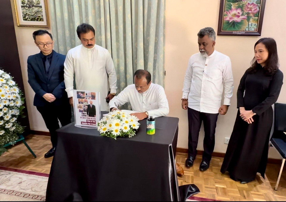 Phó Chủ tịch Quốc hội Sri Lanka ghi sổ tang tưởng nhớ Tổng Bí thư Nguyễn Phú Trọng. (Ảnh: Đại sứ quán Việt Nam tại Sri Lanka)