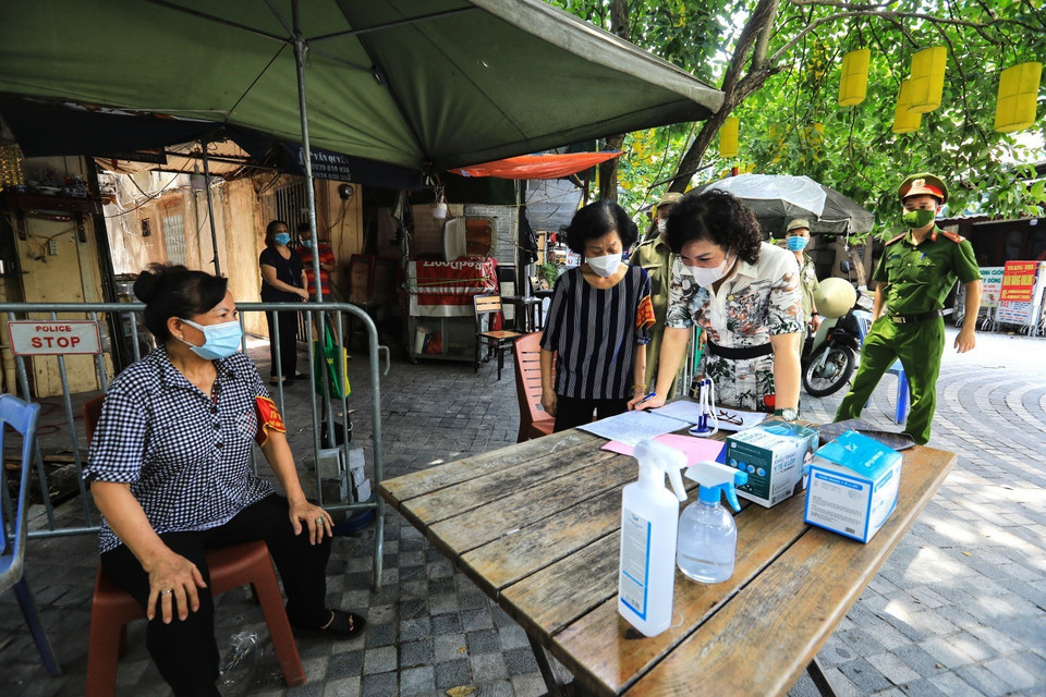 Bà Vũ Bích Hiền, Bí thư Đảng ủy phường Hàng Bông, kiểm tra, chỉ đạo hoạt động của chốt Vùng xanh ngõ số 5 Hội Vũ, tổ dân phố số 4, sáng 5/8. (Ảnh: Thành Đạt/TTXVN)