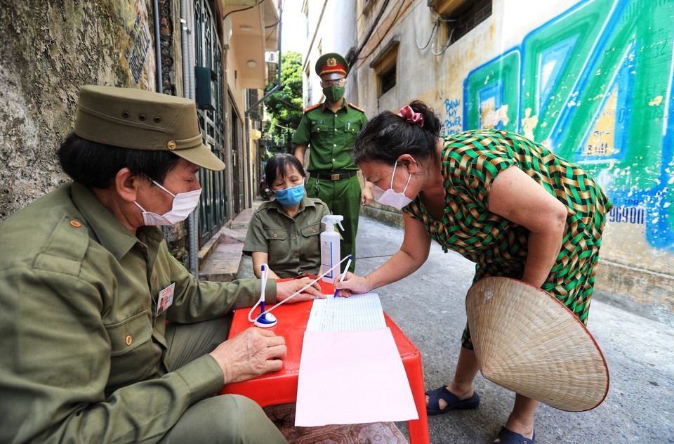 Người dân ra vào chốt Vùng xanh ngõ số 5 Hội Vũ, tổ dân phố số 4, phường Hàng Bông đều khai báo y tế mỗi khi có việc cần thiết. (Ảnh: Thành Đạt/TTXVN)