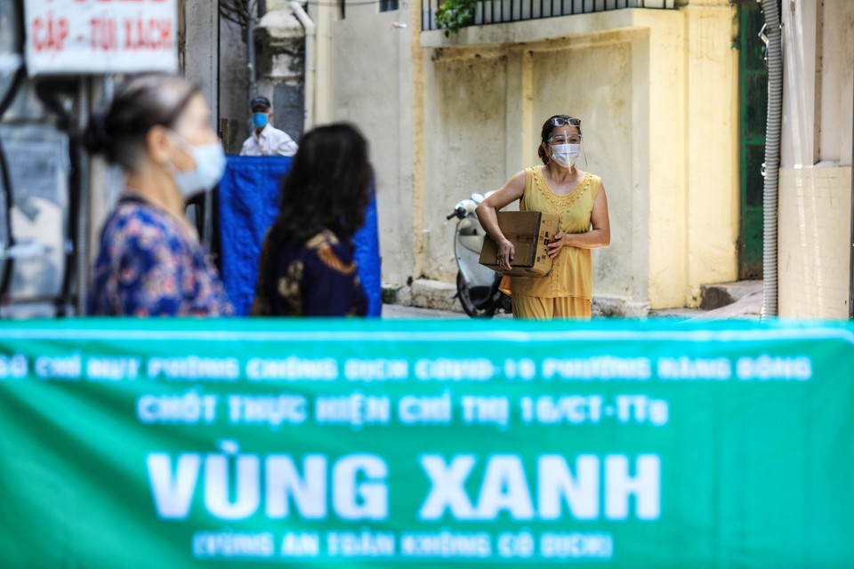 Chốt Vùng xanh bố trí trực bảo vệ 24/24 giờ, đồng thời tuyên truyền, vận động để mỗi người dân thực sự là một chiến sỹ, mỗi gia đình là một pháo đài chống dịch. (Ảnh: Thành Đạt/TTXVN)