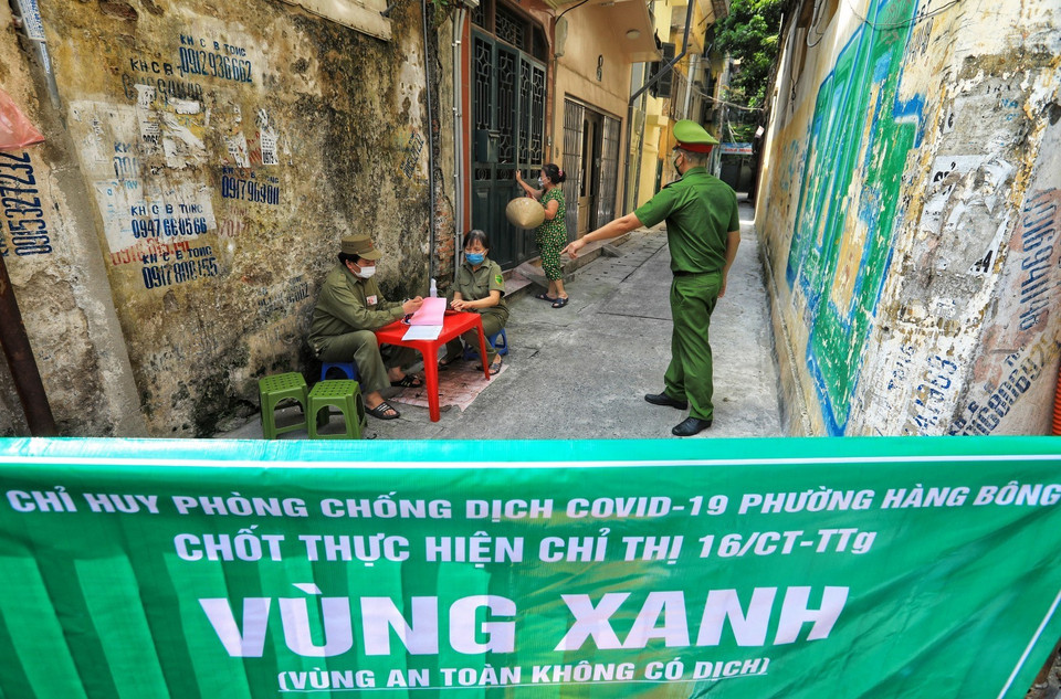 Vùng xanh - tấm khiên chắn dịch được phường Hàng Bông triển khai sớm từ sáng 5/8. (Ảnh: Thành Đạt/TTXVN)