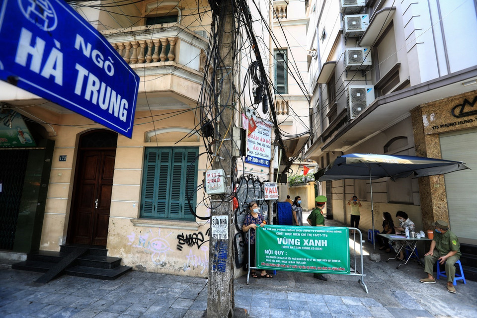 Các lối ra vào được rào lại, chỉ còn một lối đi duy nhất. Tại đây, tổ phòng, chống COVID-19 cộng đồng cùng với người dân ở tổ dân phố, khu dân cư tự rào chắn và cử người tham gia trực chốt, giữ gìn, cùng phấn đấu phòng chống dịch bệnh. (Ảnh: Thành Đạt/TTXVN)