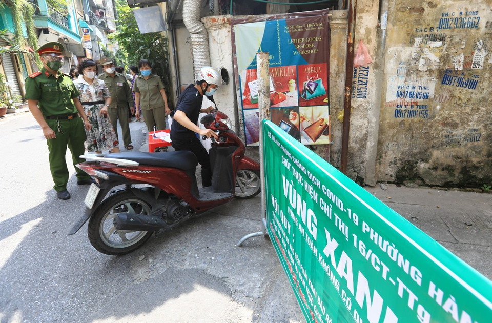 Thực hiện chỉ đạo của Quận ủy, UBND quận Hoàn Kiếm, từ sáng 5/8, các phường trên địa bàn quận đã lần lượt ra quân lập các Vùng xanh an toàn dịch bệnh. Những người tạm trú, khách vãng lai... phải khai báo y tế trước khi vào Vùng xanh nhằm chống lây nhiễm dịch COVID-19 từ bên ngoài vào khu dân cư. (Ảnh: Thành Đạt/TTXVN)