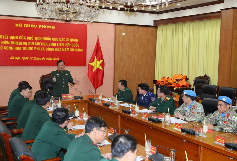 Thượng tướng Hoàng Xuân Chiến giao nhiệm vụ cho các sỹ quan. (Ảnh: Trọng Đức/TTXVN)