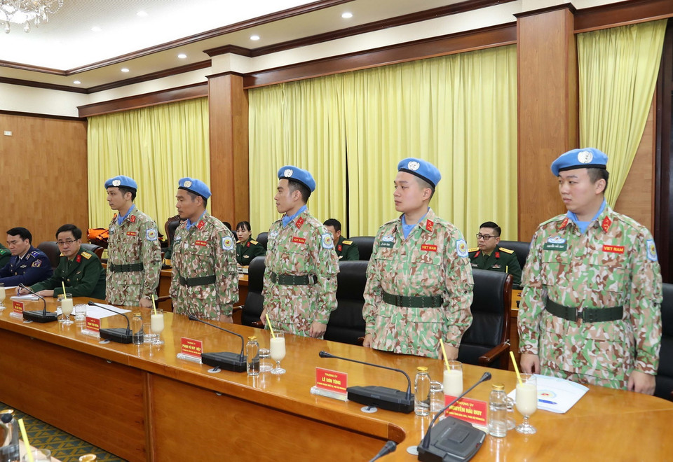 Các sỹ quan tại lễ trao Quyết định đi làm nhiệm vụ Gìn giữ Hòa bình Liên hợp quốc. (Ảnh: Trọng Đức/TTXVN)